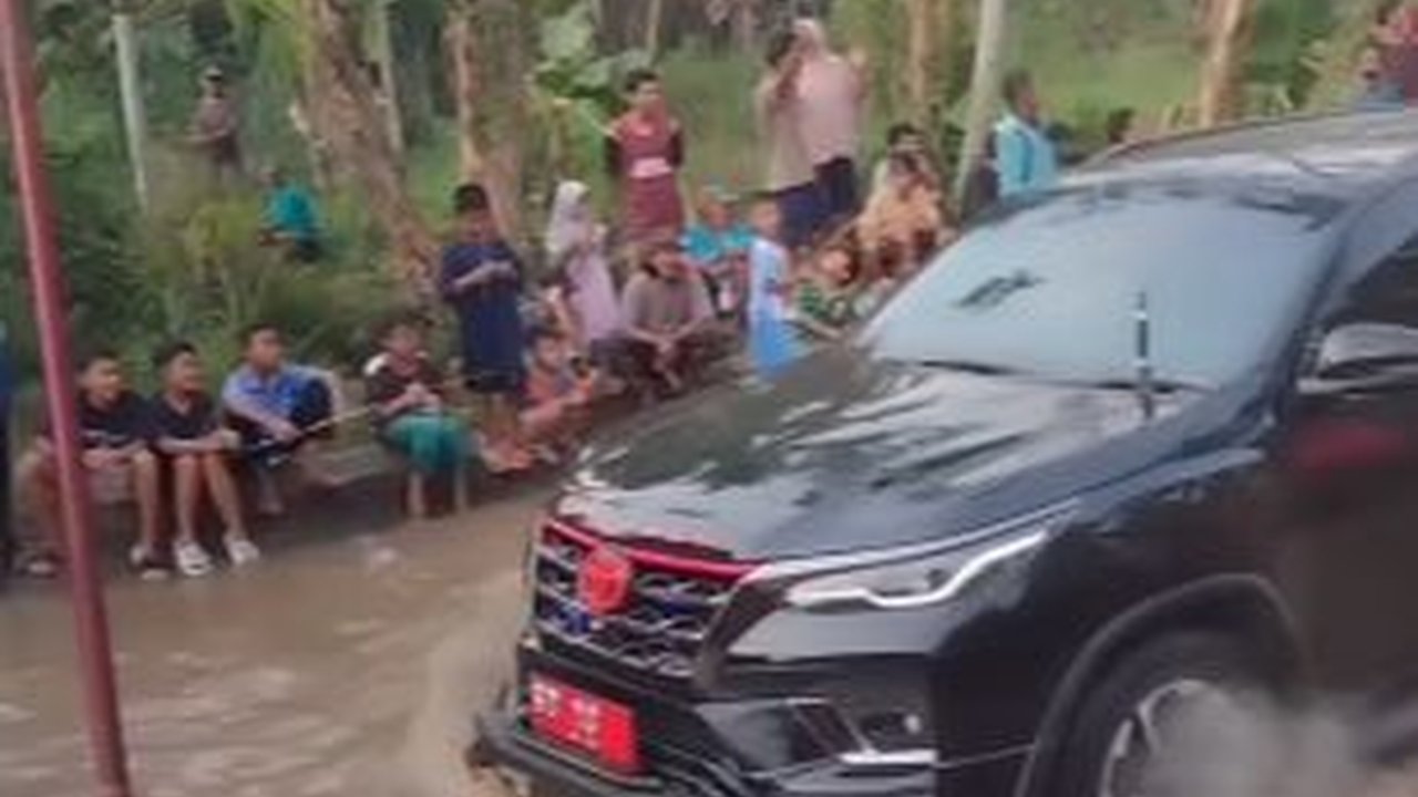 Viral Warga Protes Mancing di Jalan Rusak, Pejabat Lewat Naik Mobil Mewah Malah Ngeloyor