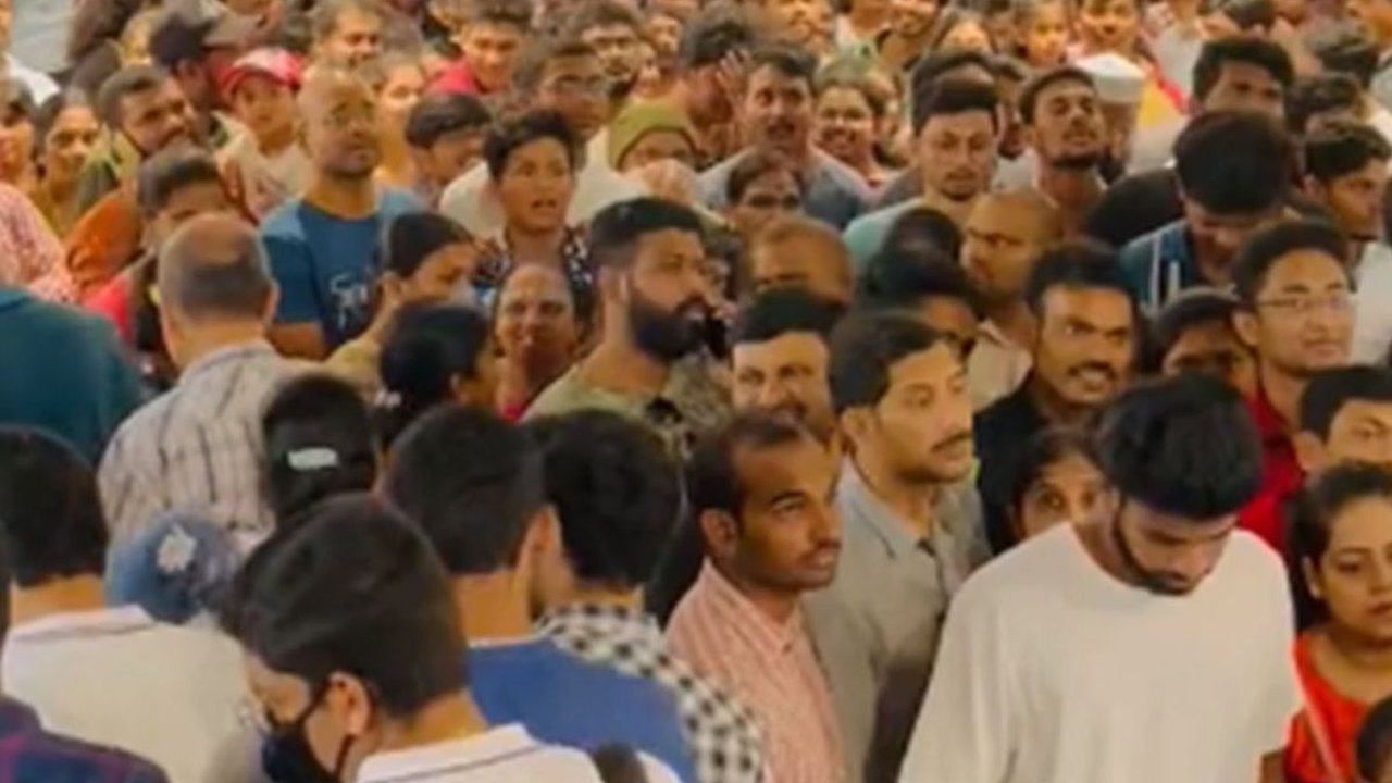 FOTO: Momen Pembukaan Mal Baru di India Berujung Rusuh, Pengunjung Sampai Jarah Makanan