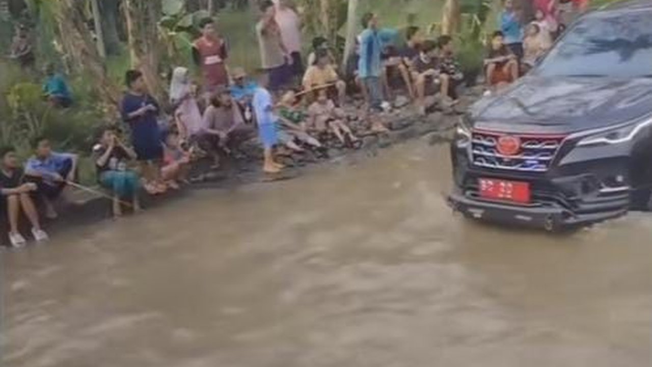 Warga Protes sambil Mancing di Jalan Rusak Penuh Air saat Pejabat Lewat, Malah Dicueki