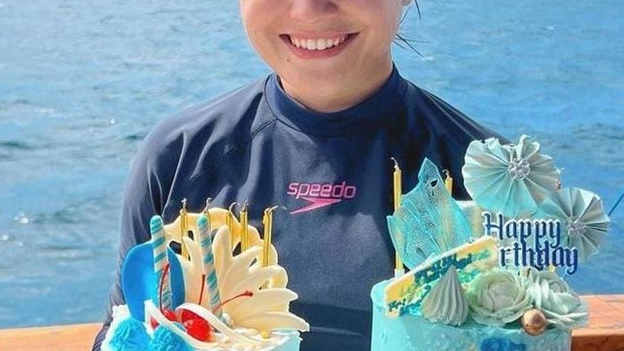 Potret Prilly Latuconsina Rayakan Ultah Ke-27 di Tengah Laut: Sambil Hunting Lumba-lumba dan Hiu