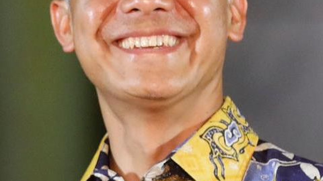 Ganjar Dapat Songkok dari Muslim Tionghoa di Surabaya