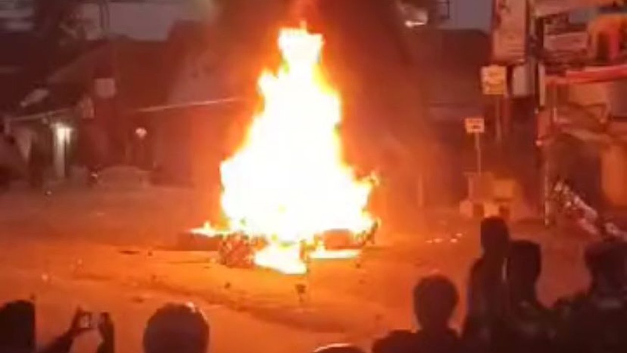 Potret Panasnya Bentrokan di Muntilan, Diwarnai Aksi Bakar Motor hingga Sebabkan Jalan Macet Total