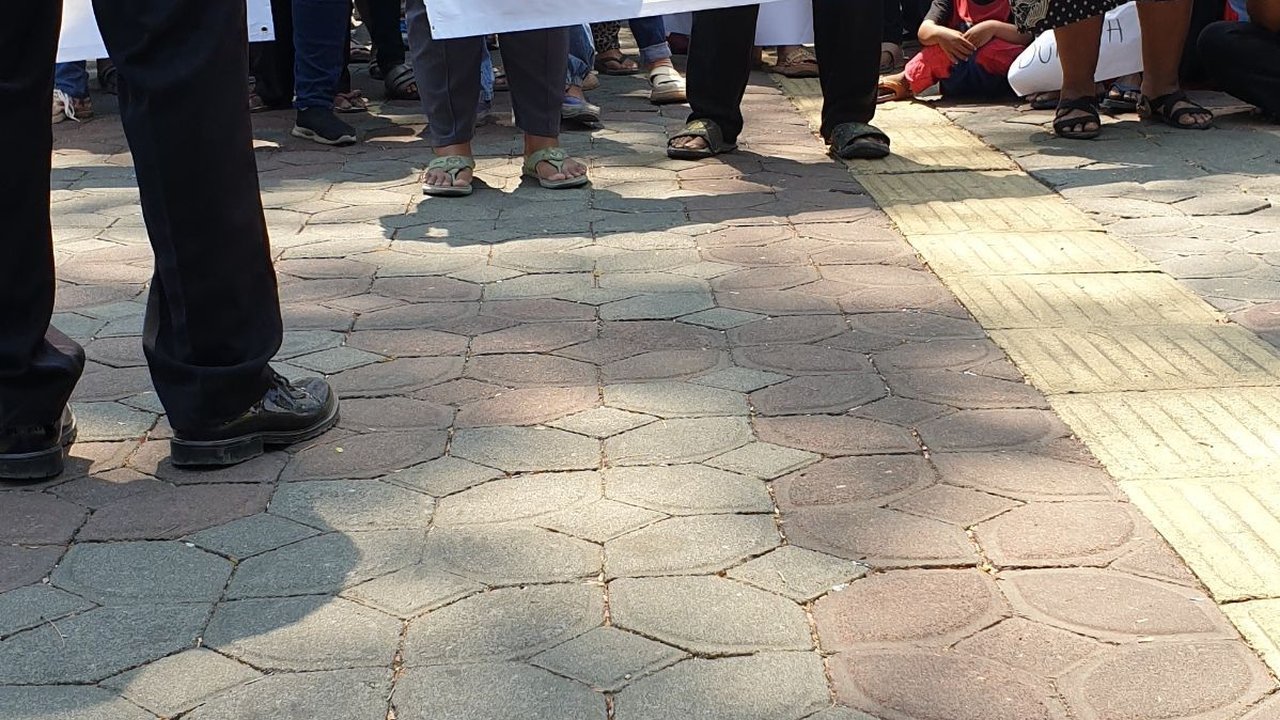 Jelang Putusan MK, Ratusan Warga Solo Bakar Kemenyan di Depan Rumah Dinas Gibran