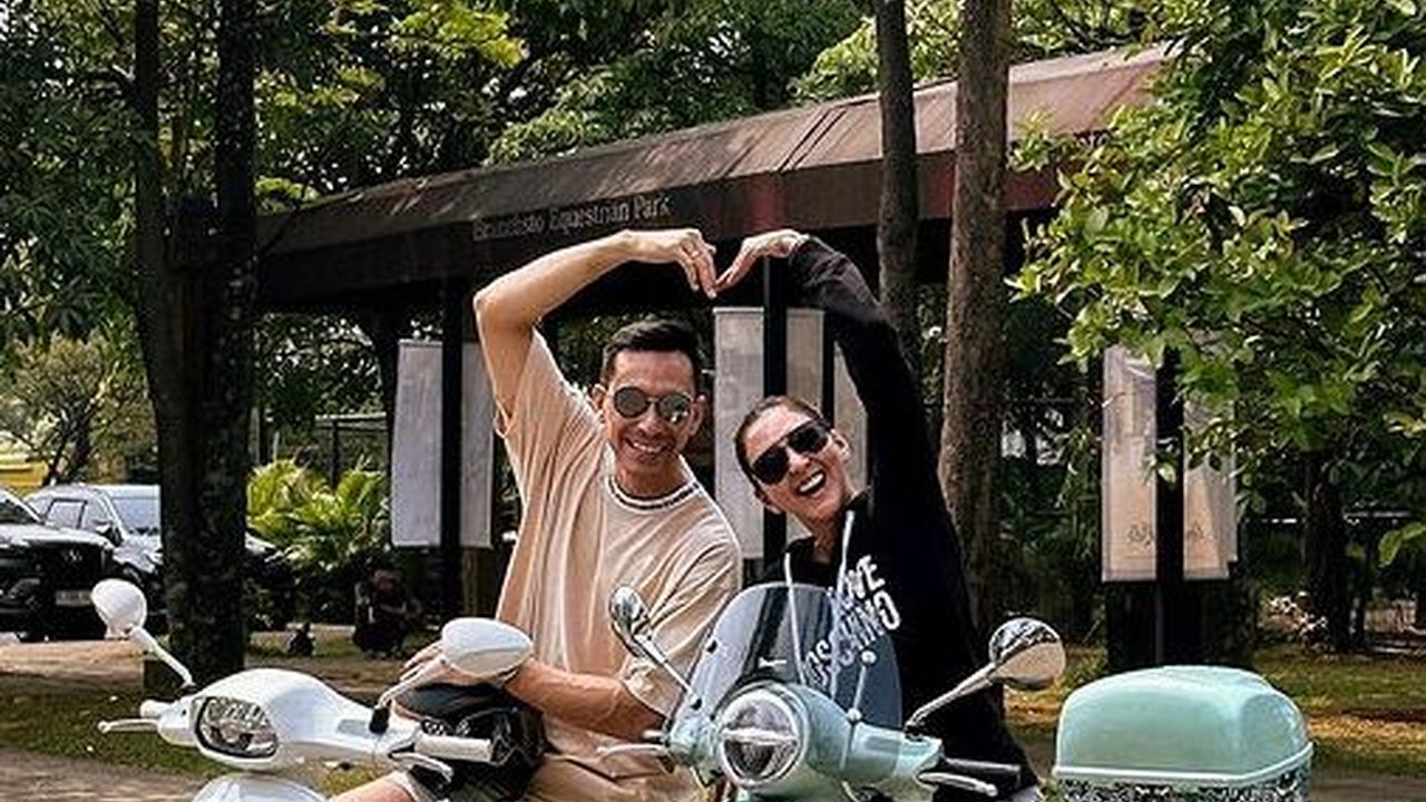 10 Momen Keseruan Darius Sinathrya dan Sang Istri Jalan-jalan Naik Vespa, Donna Agnesia Makin Lancar Bawa Motor Sendiri