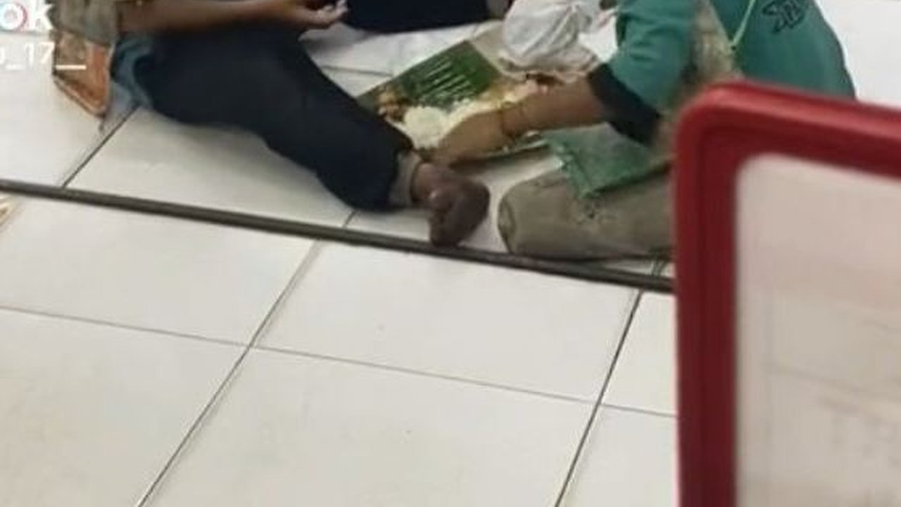 Viral Momen Bocah Laki-Laki Makan Sebungkus Nasi Berdua Sambil Tersenyum, Buat Warganet Sedih