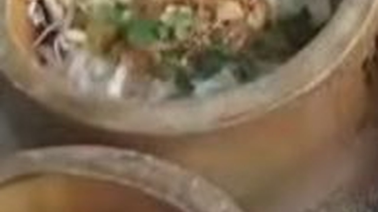 Menikmati Soto Bumbung, Kuliner Khas Klaten yang Disajikan di Atas Wadah Bambu