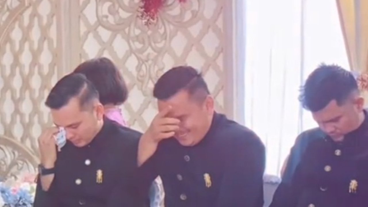 Dulu Sempat Kesal, Momen Tiga Abang Menangis di Pernikahan Adik Ini Tuai Haru
