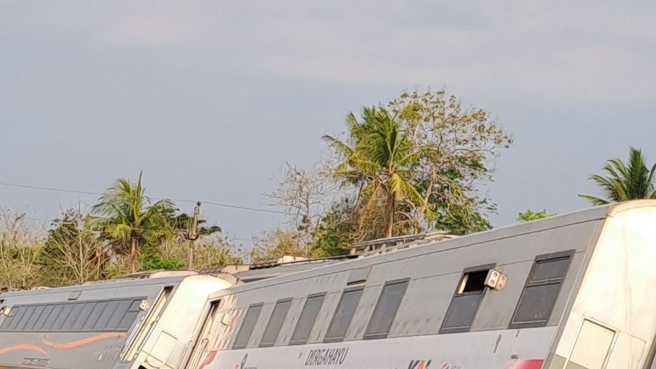 Detik-Detik KA Argo Semeru Anjlok lalu Bertubrukan dengan KA Argo Wilis, Penumpang: Benturannya Kencang
