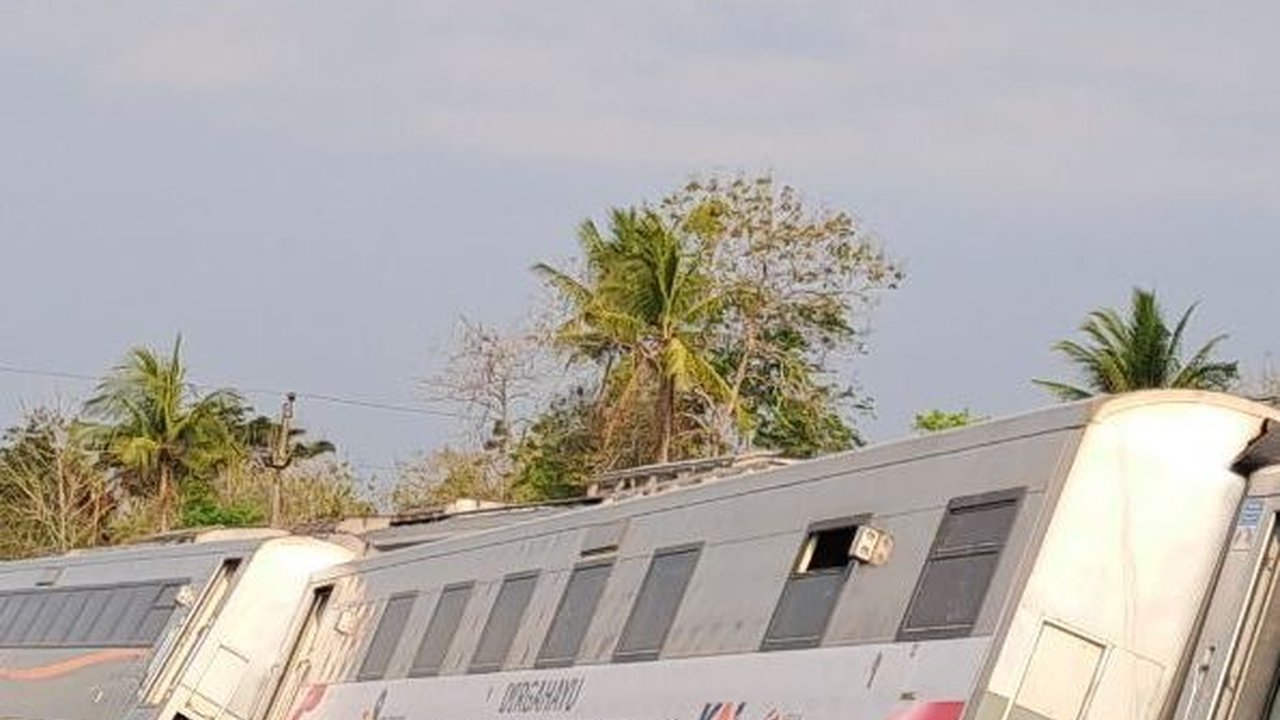 Proses Evakuasi Penumpang Kereta Api Alami Kecelakaan Masih Berlangsung, Kedua Jalur Tak Bisa Dilalui