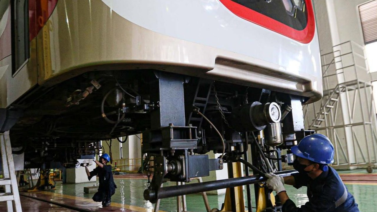 FOTO: Intip Proses Perawatan Ringan Rangkaian Kereta di Depo LRT Pegangsaan Dua