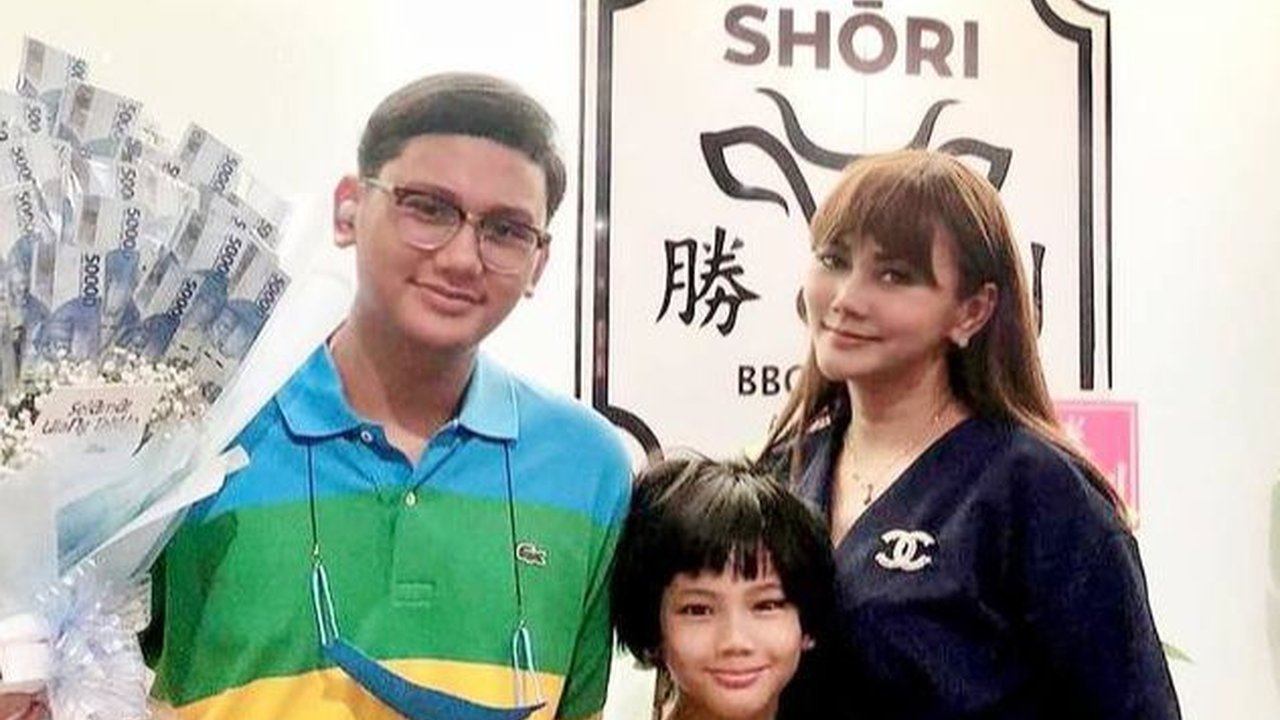 Jarang Tersorot, 8 Foto Adrian Tobing Yang Ganteng Banget dan Baru Lulus Dari UI