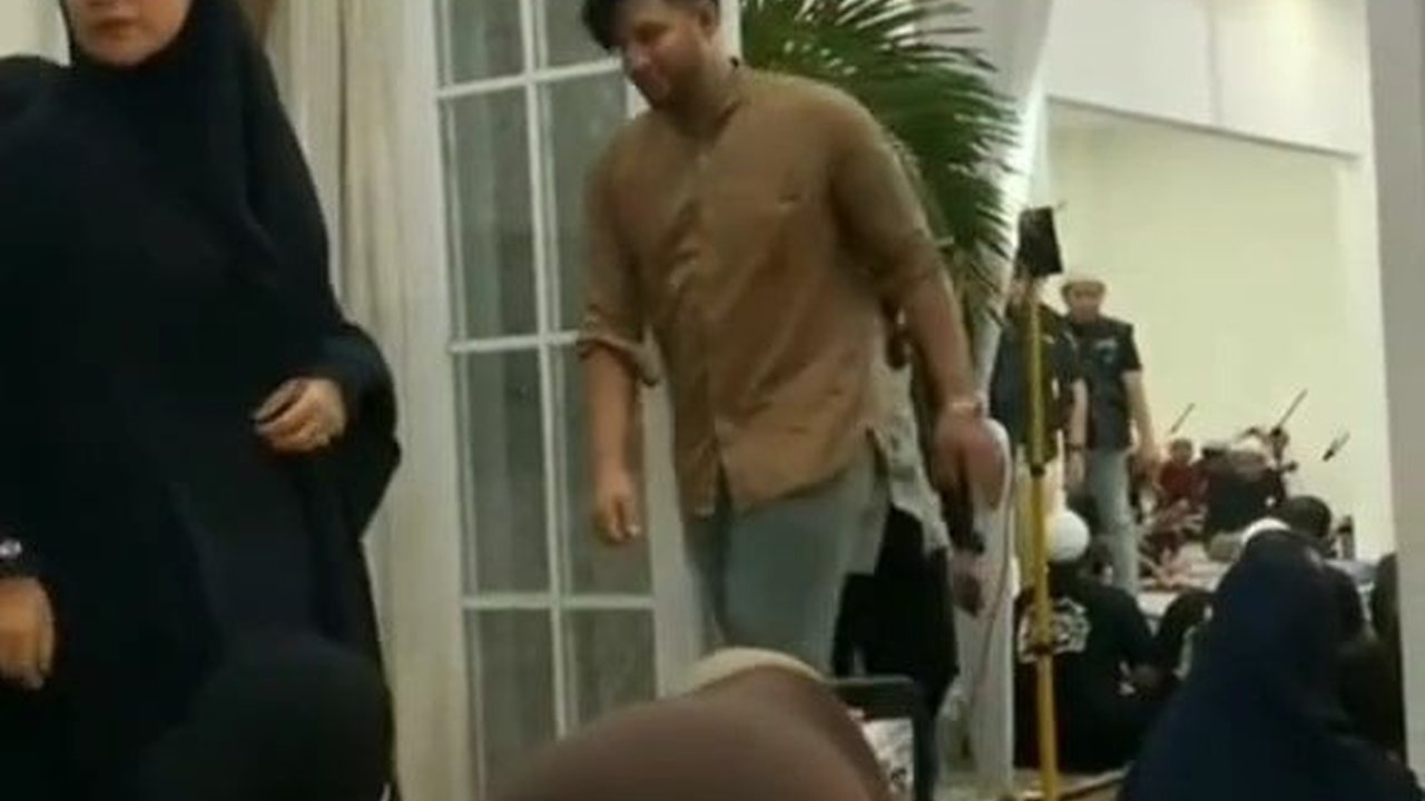 Terlihat Canggung, Ini 7 Momen Pertemuan Irish Bella dan Ammar Zoni di Kajian Umi Pipik