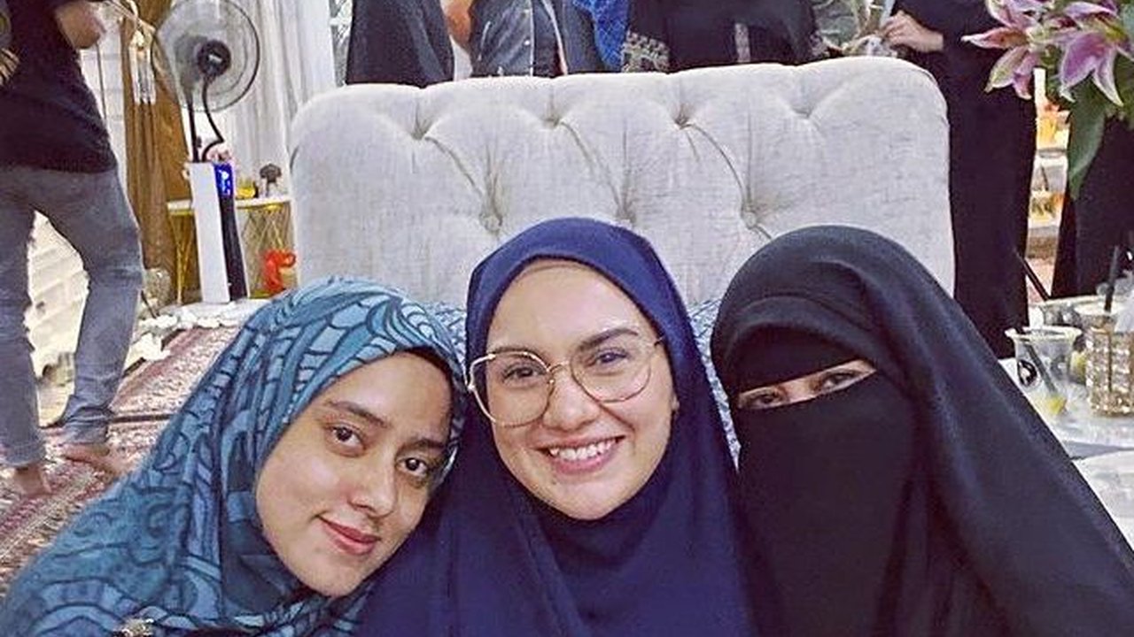 Para Artis Kumpul Bershalawat di Rumah Ummi Pipik, Kehadiran Ammar Zoni jadi Sorotan