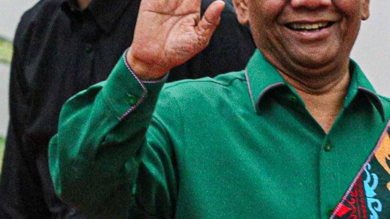 VIDEO: Momen Unik Mahfud Ajak Tos 'Dicueki' Ganjar Usai Diumumkan Megawati