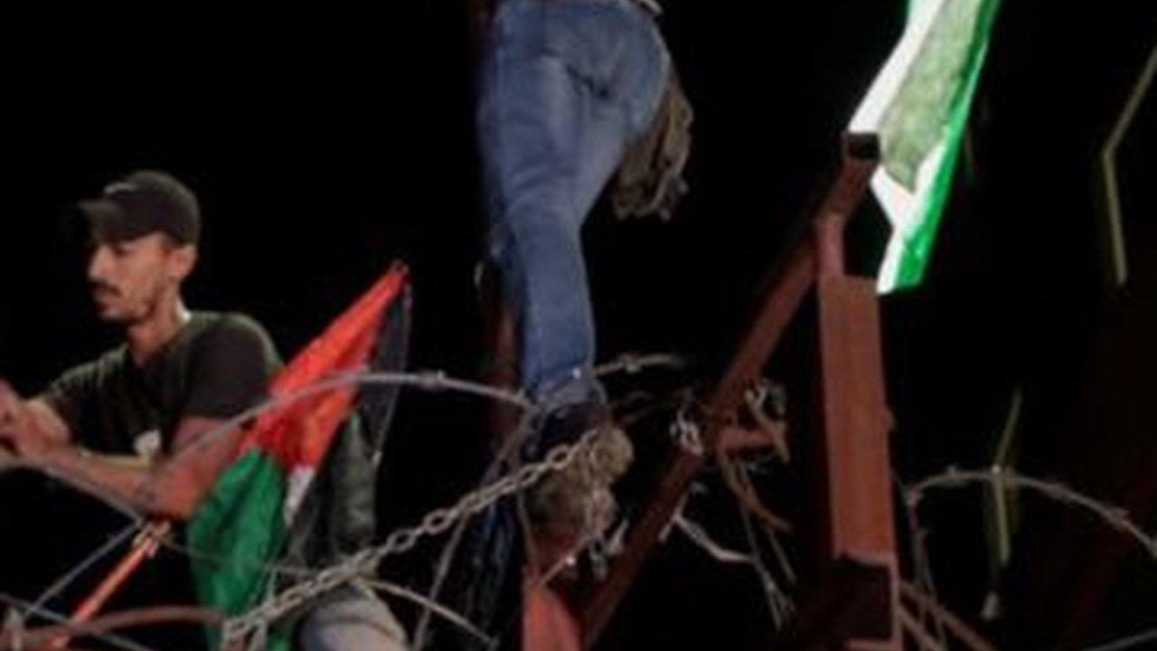 Kecam Serangan Isarel di RS Gaza, Massa Kepung Kedubes AS di Lebanon, Kibarkan Bendera Palestina