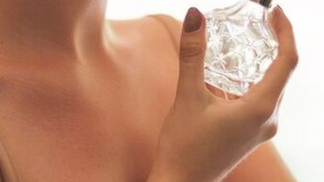 9 Rekomendasi Parfum Lokal Dengan Wangi yang Tahan Lama Dan Elegan