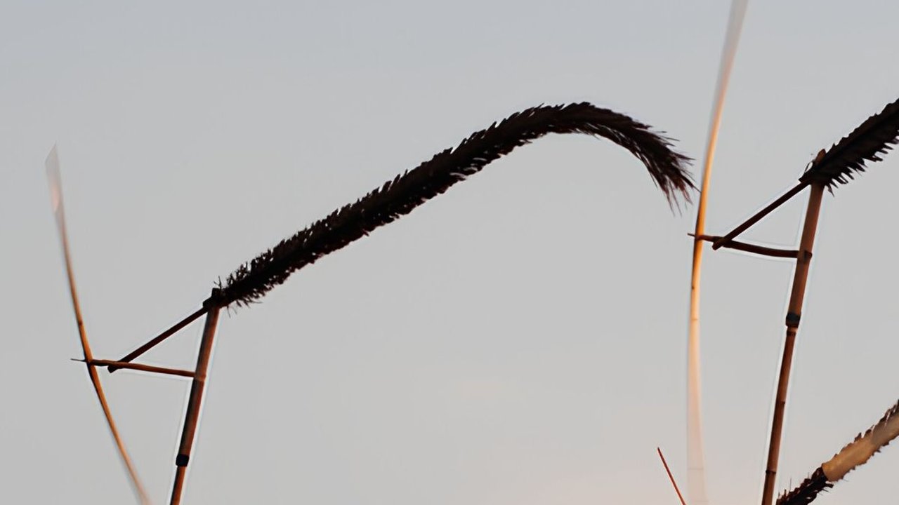 Tradisi Masyarakat Sunda saat Musim Kemarau, Pasang Kincir Angin dari Bambu