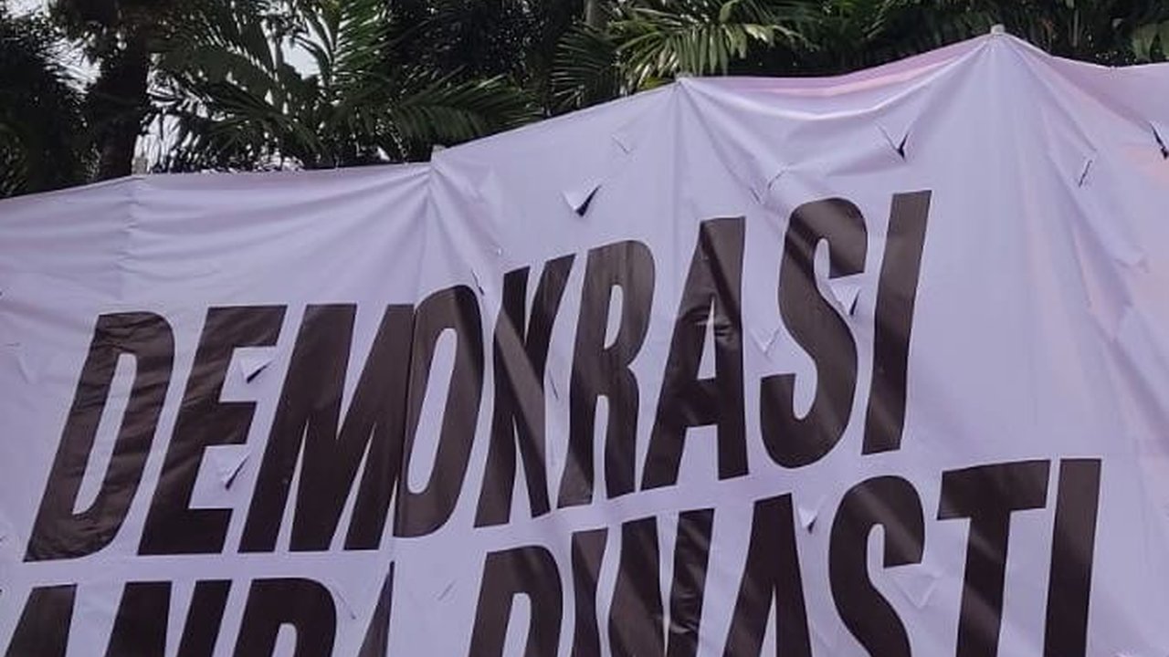 Anies-Cak Imin Lewat Depan Rumah Pemenangan Prabowo, Terbentang Spanduk 'Demokrasi Tanpa Dinasti'