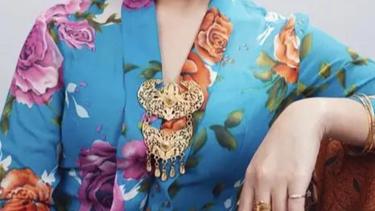 Potret Amel Carla Pakai Kebaya, Terlihat Sangat Memukau