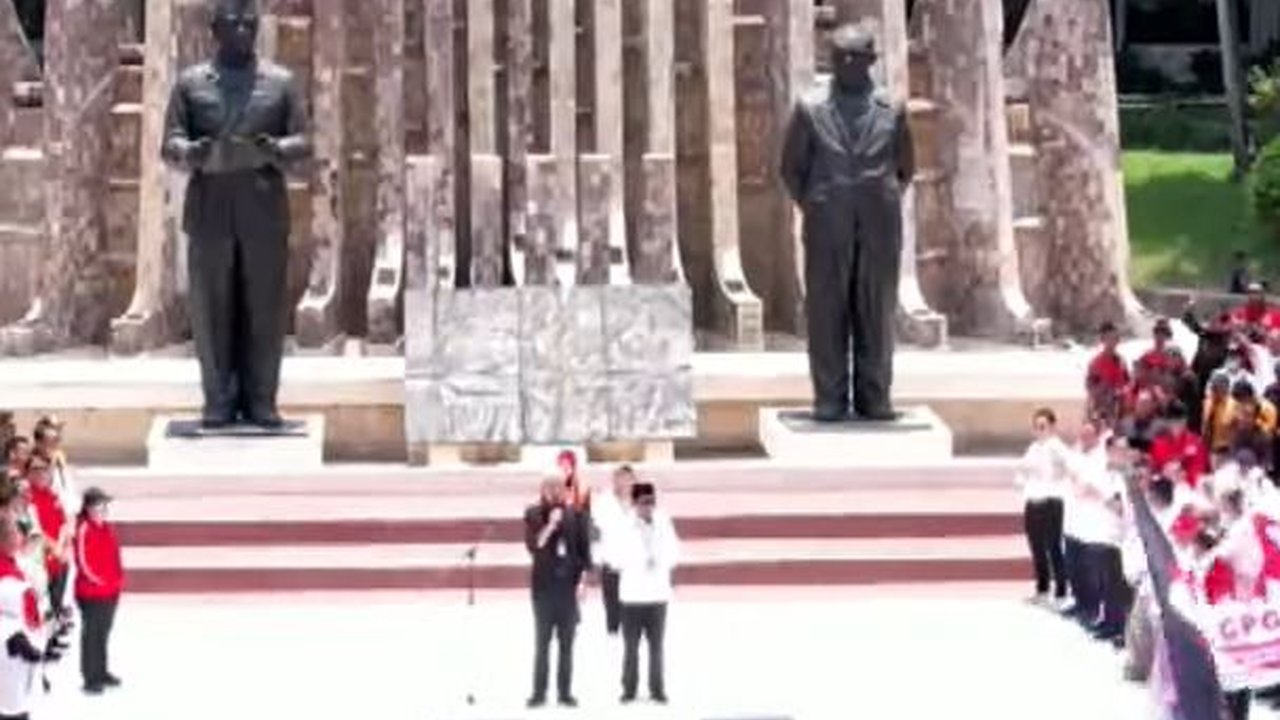 Ganjar-Mahfud Mau Orasi, Banyak Relawan Berteduh di Bawah Pohon Berkali-kali Ditegur