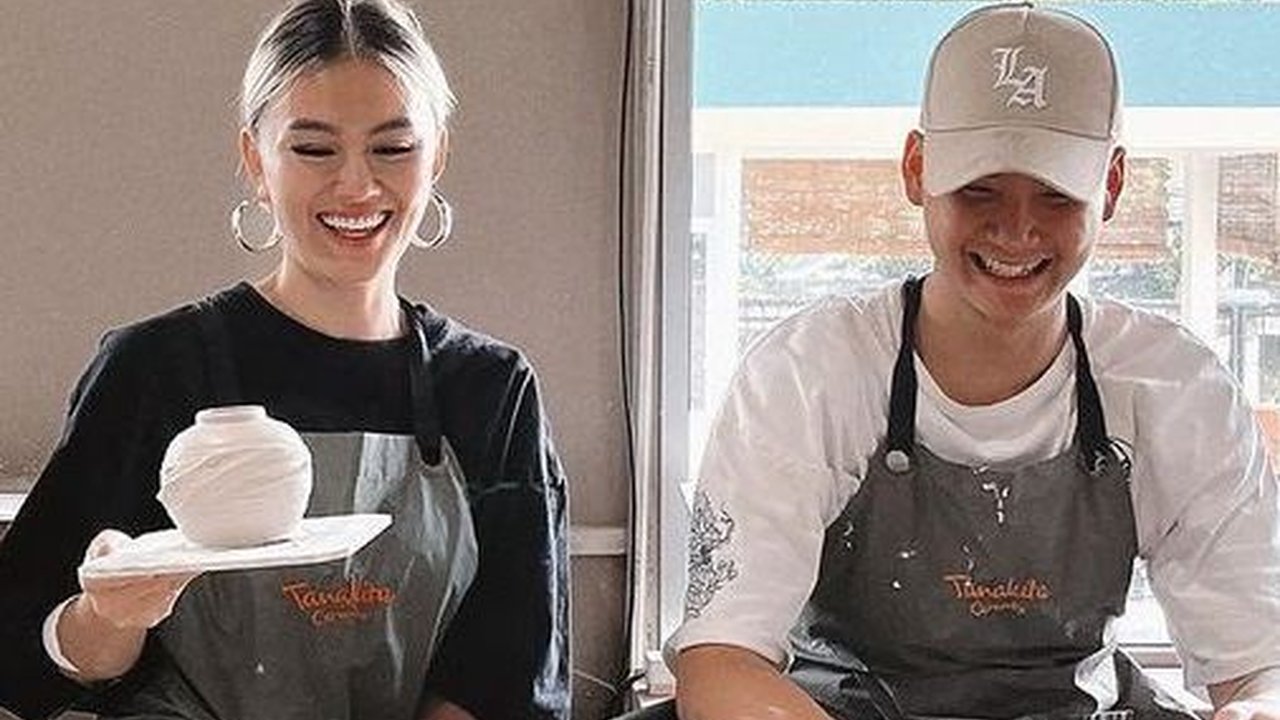 Momen Gemas Agnez Mo Masak Sayur Sop Untuk Adam Rosyadi, Diprotes Sang Pacar Kebanyakan Daun Bawang