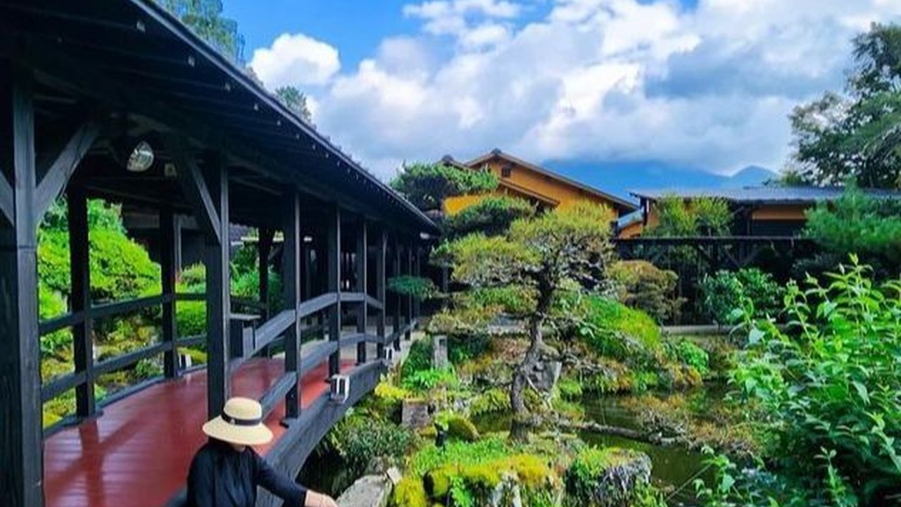 Potret Syahrini seru liburan di Kyushu, panik saat tas Hermes jatuh