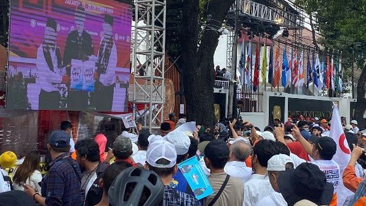 Pendukung Ganjar-Mahfud Bergerak ke KPU, Polisi Minta Massa Anies-Cak Imin Bubarkan Diri