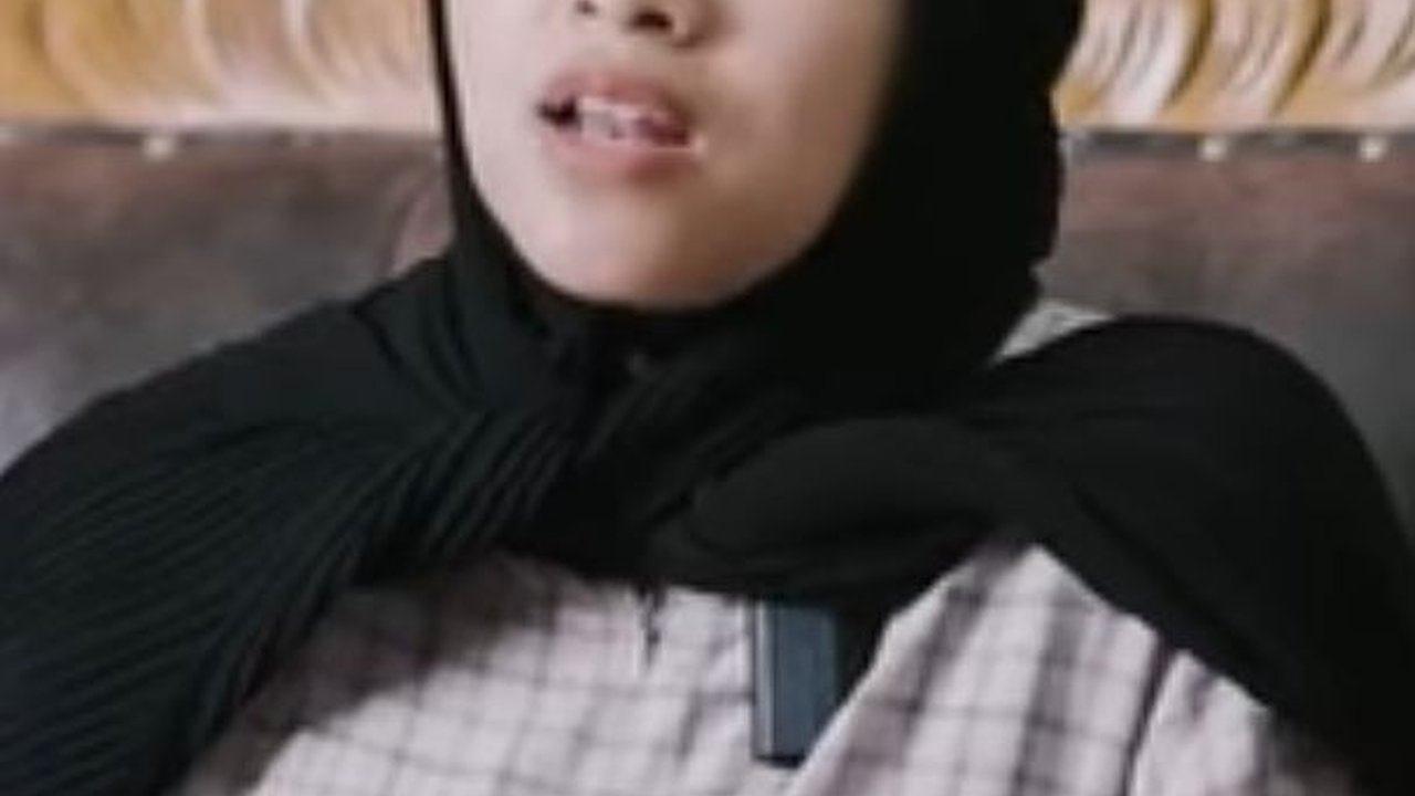 Pernah Diejek Karena Jualan di Sekolah, Wanita Ini Justru Jadi Pengusaha Keripik Kaca