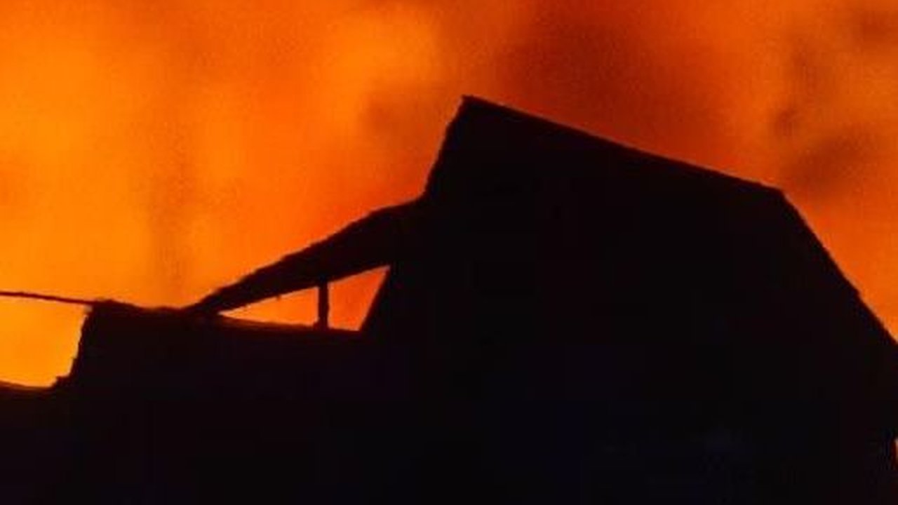 Bermula dari Adu Mulut, Warga Malah Pukuli Petugas Damkar Sedang Berjibaku Padamkan Api