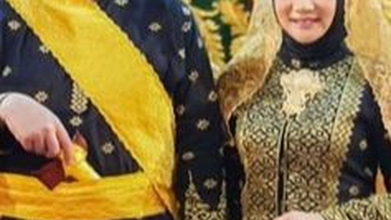 Istri Kapolda Riau Tampil Elegan saat Hadiri Acara Penyematan Gelar di Balai Adat Melayu Riau