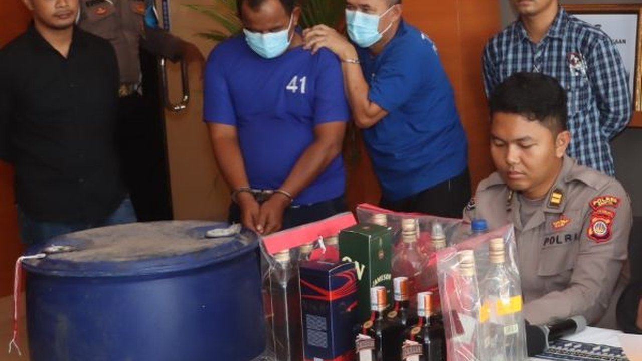 Tewaskan 1 Orang, Pecatan Polisi Racik Miras Oplosan Berbahan Alkohol Disinfektan