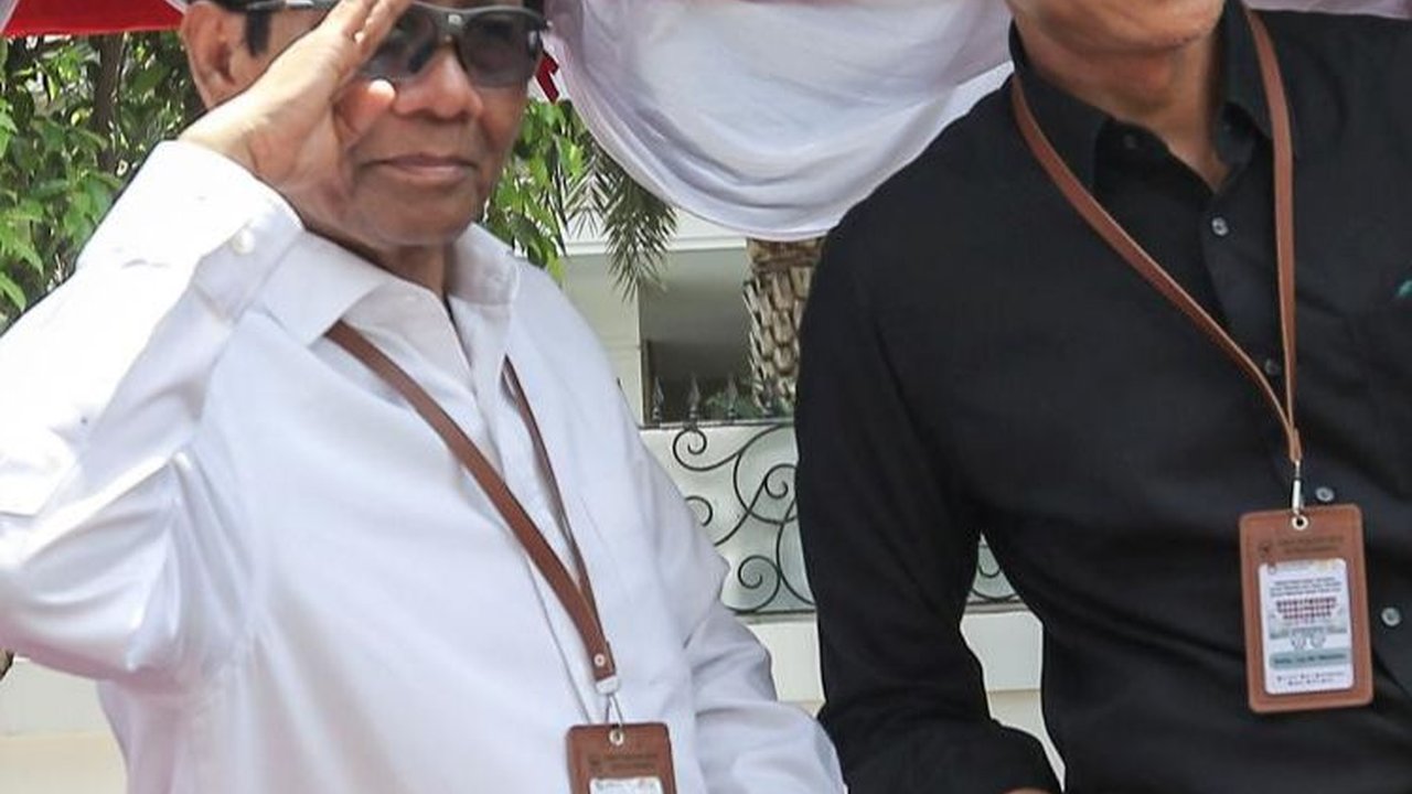 FOTO: Gaya Ganjar dan Mahfud Disambut Parade Nusantara Saat Daftar Capres dan Cawapres di KPU