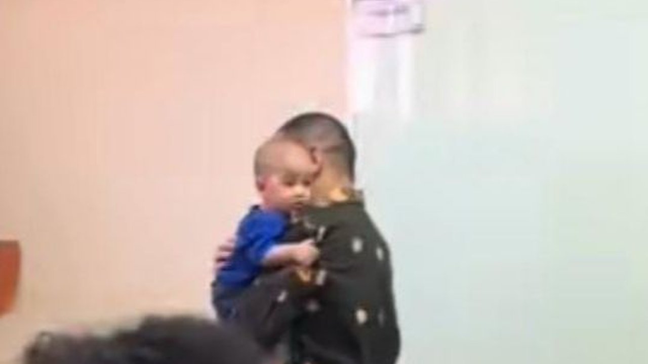 Viral Mahasiswa Ajak Anaknya Masuk Ruang Kuliah, Malah Digendong Dosen