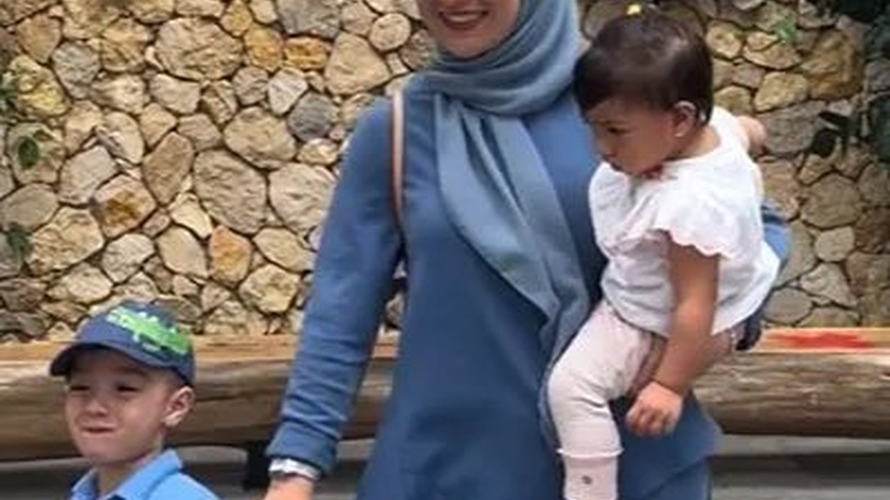 Meskipun Suami Telah Bebas, Irish Bella Ajak Anak Ke Kebun Binatang Tanpa Ammar Zoni