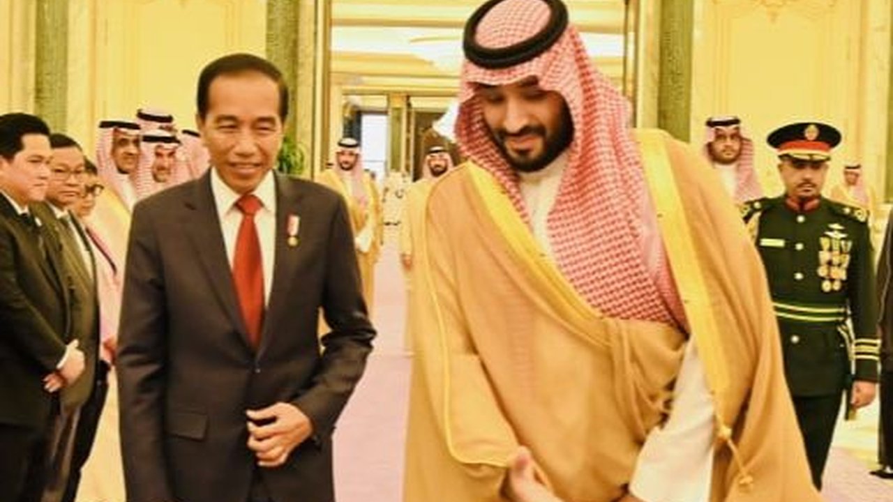 Momen Hangat Jokowi saat Bertemu Pangeran MBS di Istana Al-Yamamah