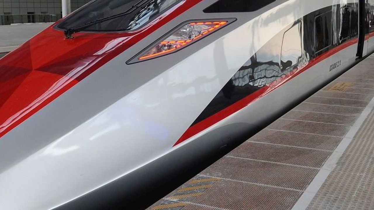 Diresmikan Jokowi, Kereta Cepat Jakarta-Bandung Whoosh Mulai Beroperasi Hari Ini