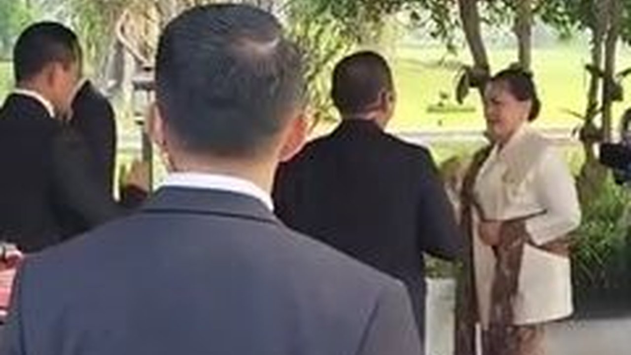Momen Iriana Terkejut  Saat Paspampres Bawa Spanduk di depan Istana dan Menyanyikan Selamat Ulang Tahun