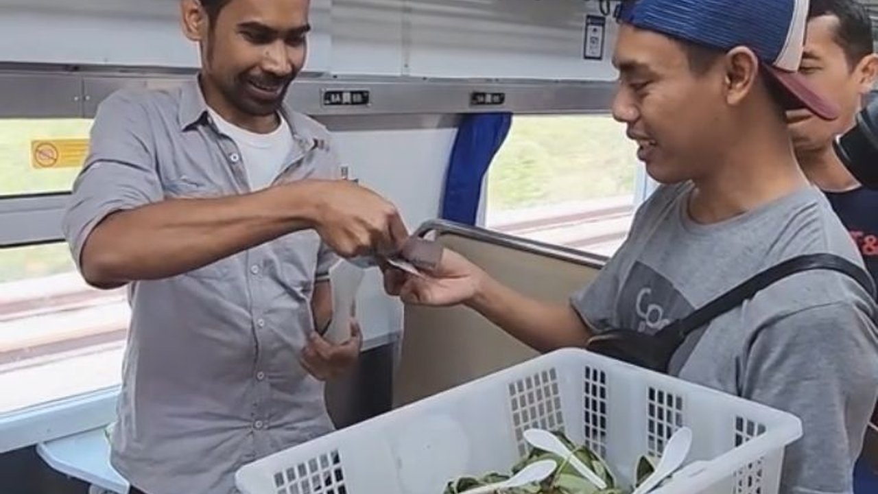 Cosplay jadi Pedagang Asongan di Kereta, Aksi Pramugari dan Pramugara KAI Ini Bikin Nostalgia