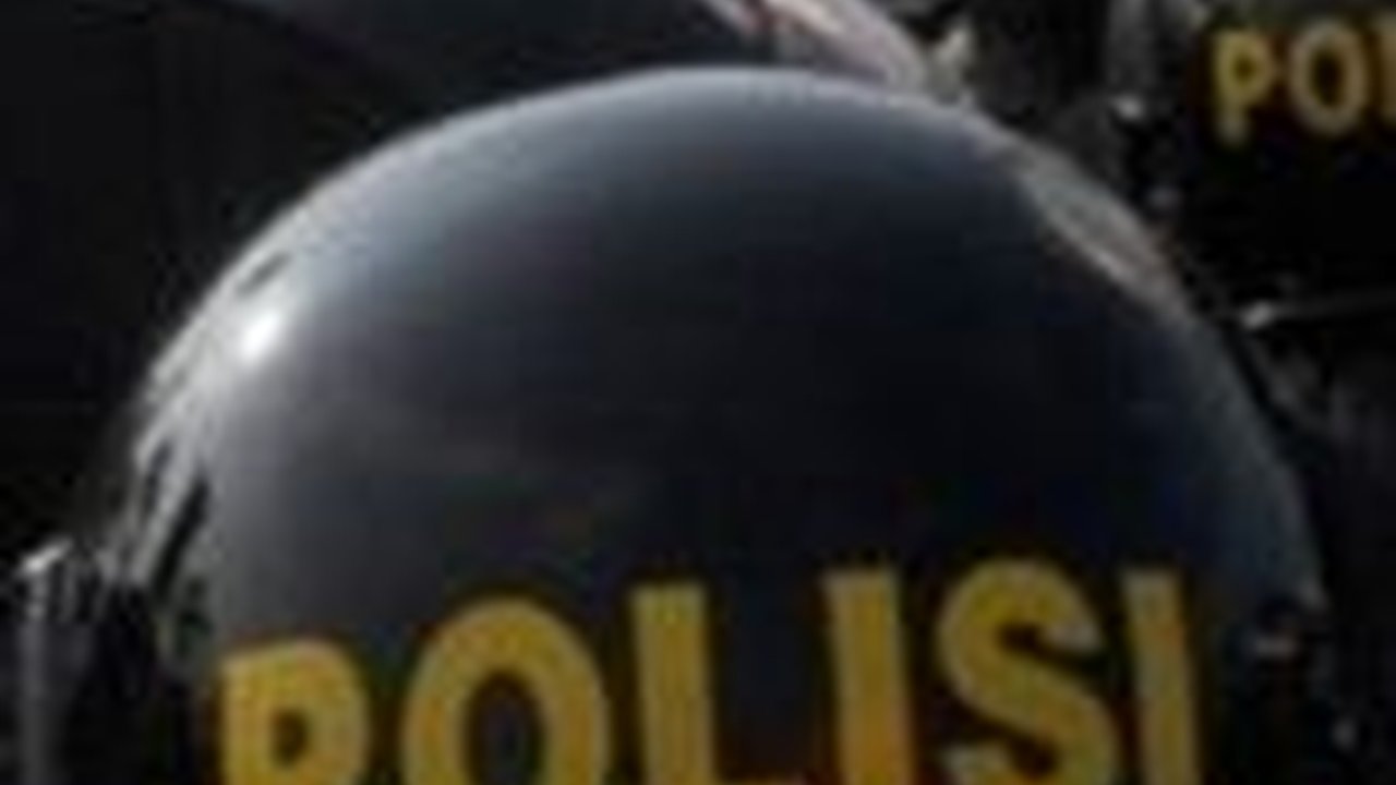 Momen Langka Polisi dan Mahasiswa 'Nongkrong Bareng' Saat Demo, Layaknya Reuni Teman Lama