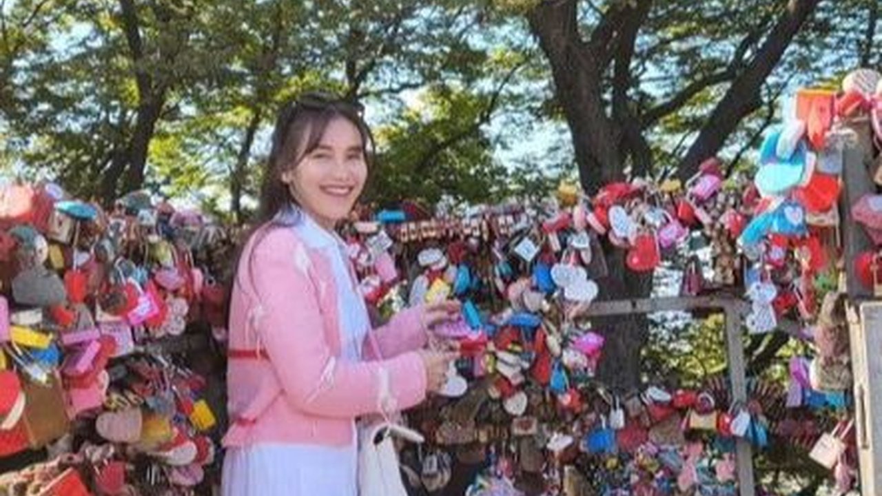 Momen Ayu Ting Ting Pasang Gembok Cinta di Korea Selatan, Boy William 'Palingan Nama Aku'