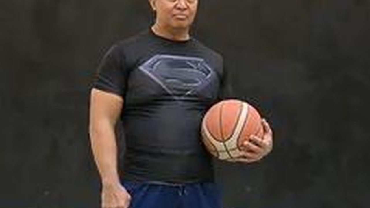 Ngegym hingga Basket, Ini Momen Jenderal Andika Perkasa Olahraga bareng Putranya
