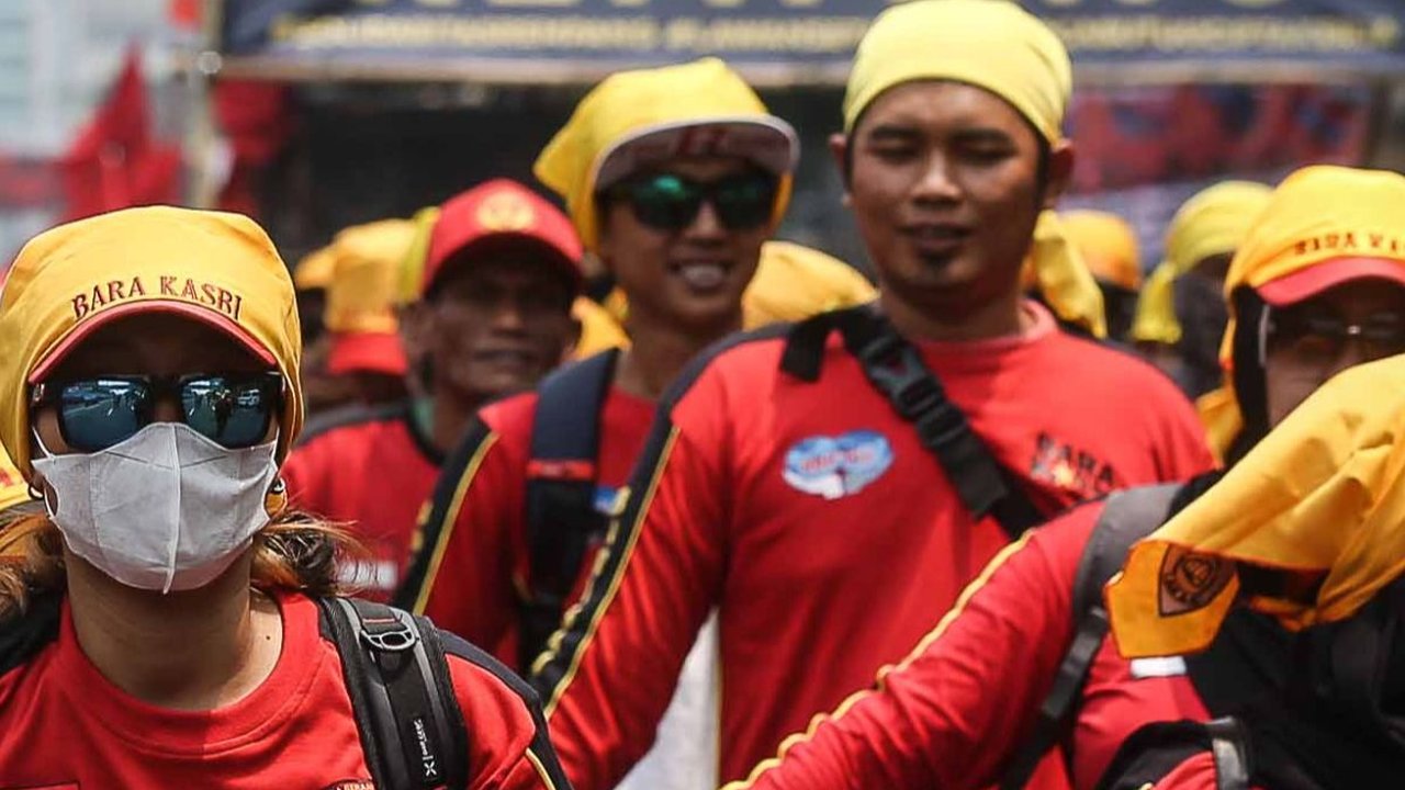 FOTO: Tuntut Cabut UU Cipta Kerja, Massa GEBRAK Geruduk Gedung MK dan Ancam Mogok Kerja