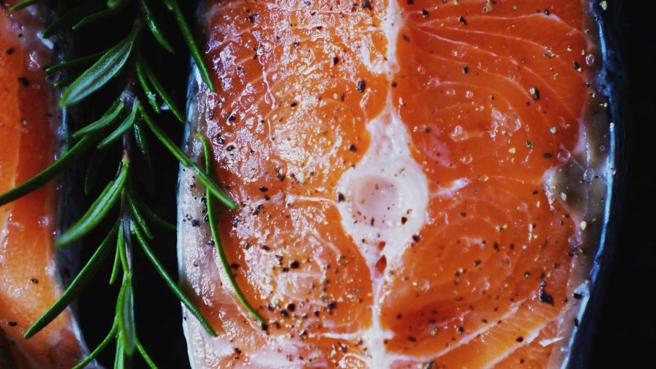 Efek Samping Makan Ikan Kurang Matang pada Anak, Kenali Tanda-Tandanya