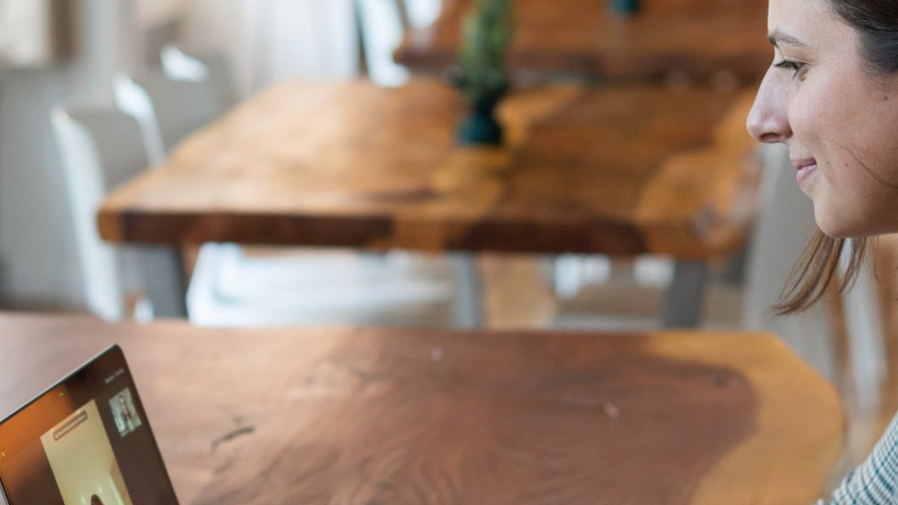 Saat Wawancara Kerja Online Jangan Pernah Pakai Background Ini, Begini Menurut Sains