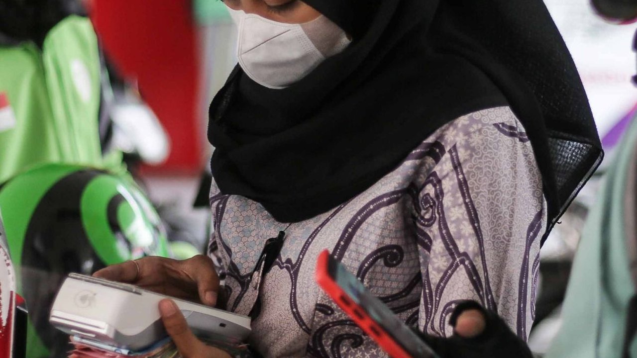FOTO: Petugas di SPBU Ini Tampil Beda Melayani Pelanggan di Hari Batik Nasional