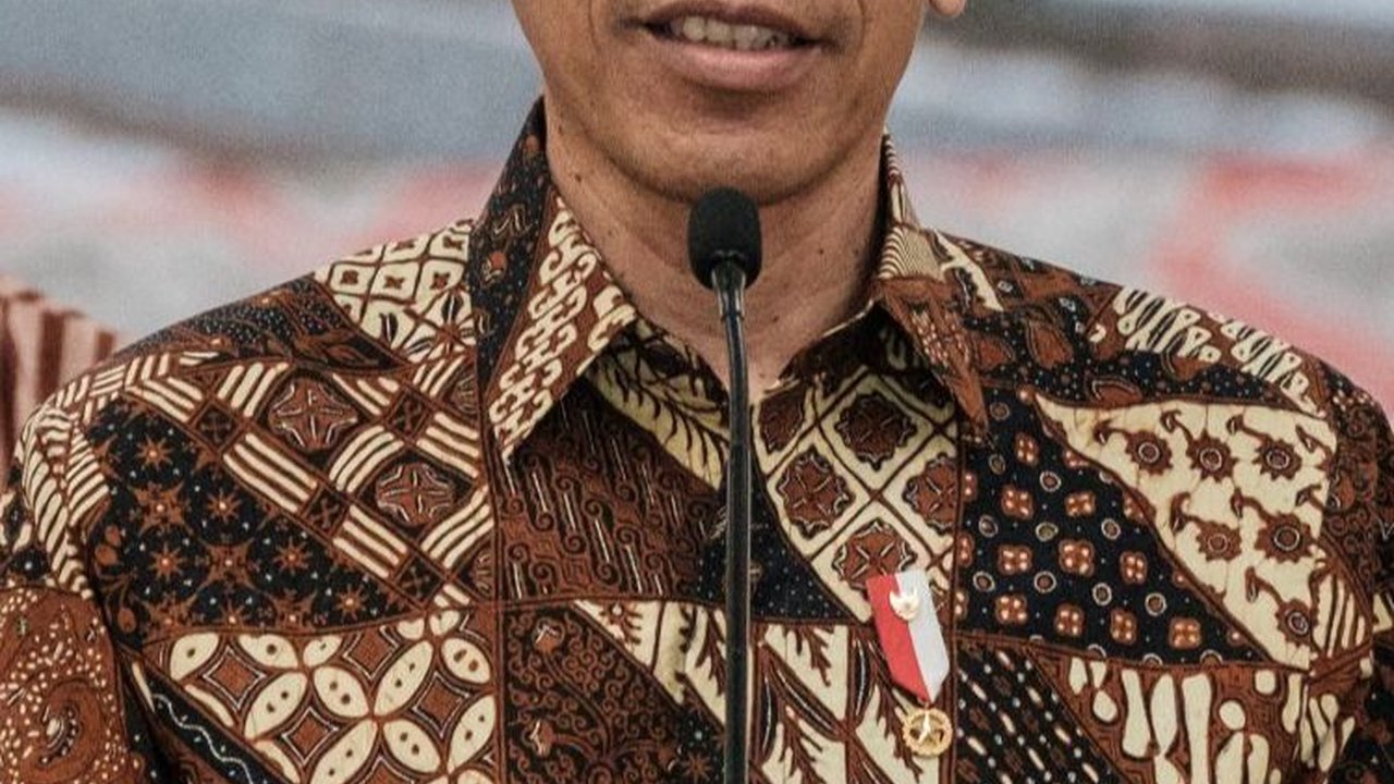 VIDEO: Jokowi, Iriana Hingga Luhut dengar Lawakan Cak Lontong di Istana Berbatik