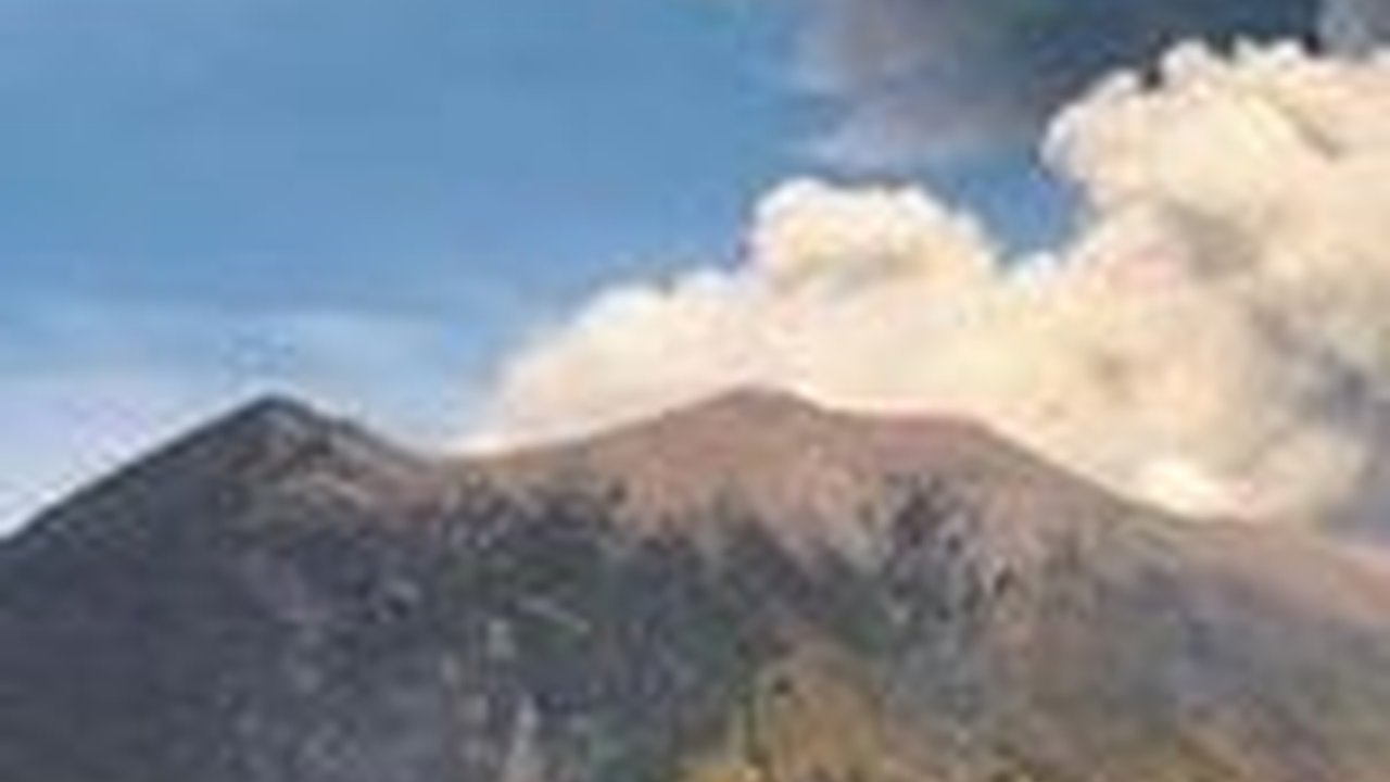 Tak Bisa Pakai Water Boombing, Ini Penyebab Pemadaman Api di Gunung Agung Pakai Cara Manual