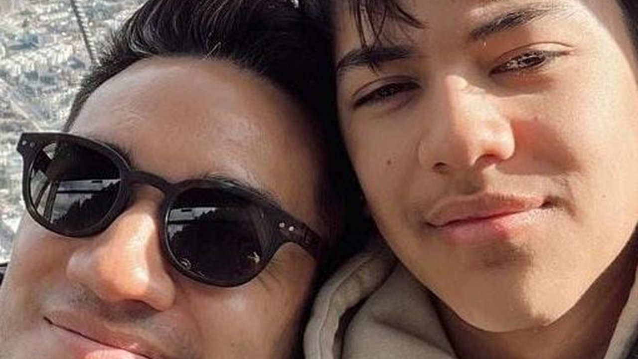 Disebut Bak Kakak Adik, Momen Andrew White Liburan Bareng Putra Gantengnya ke Sumbawa
