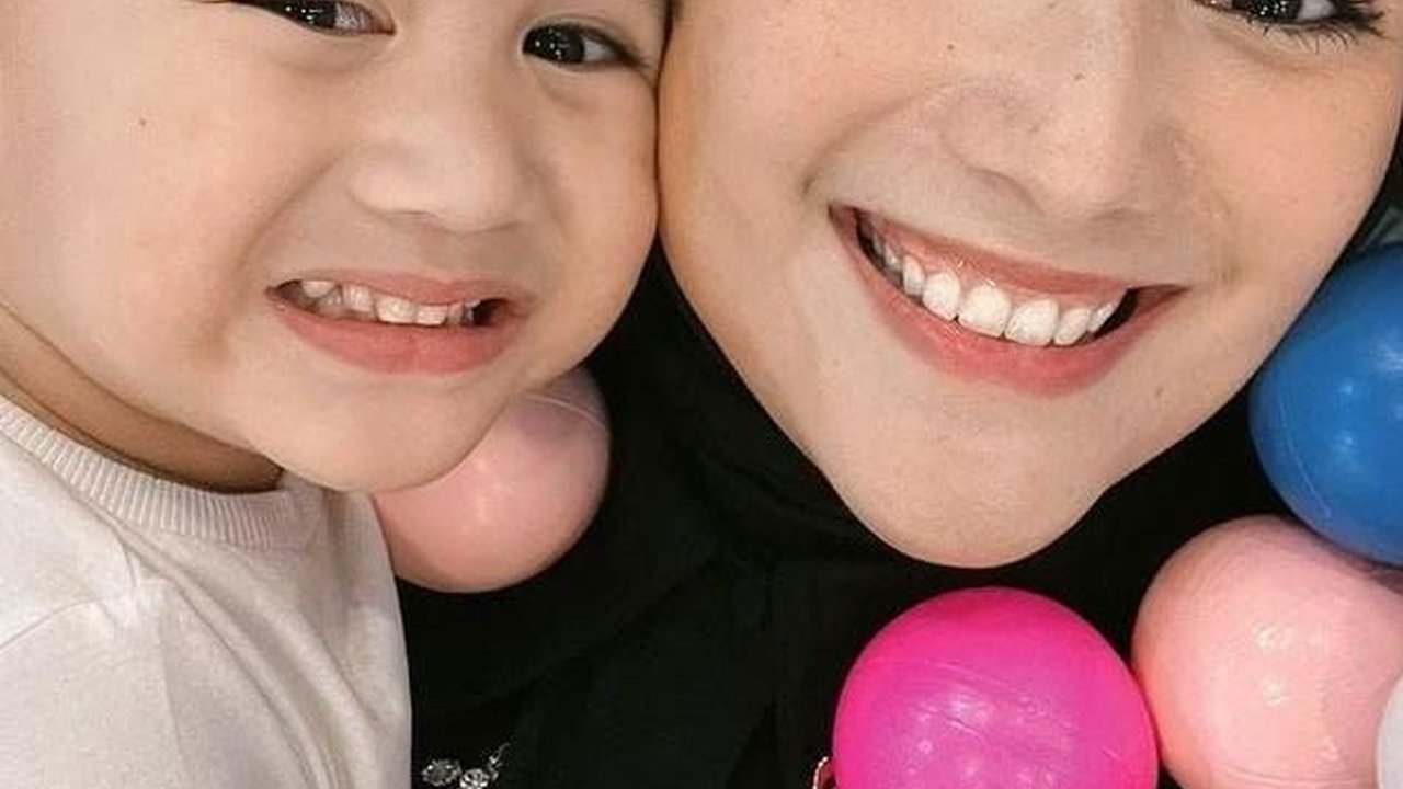 Potret Gemas Athar Anak Citra Kirana Pakai Baju Prancis, Sang Ibu 'Mirip Napoleon Bonaparte'