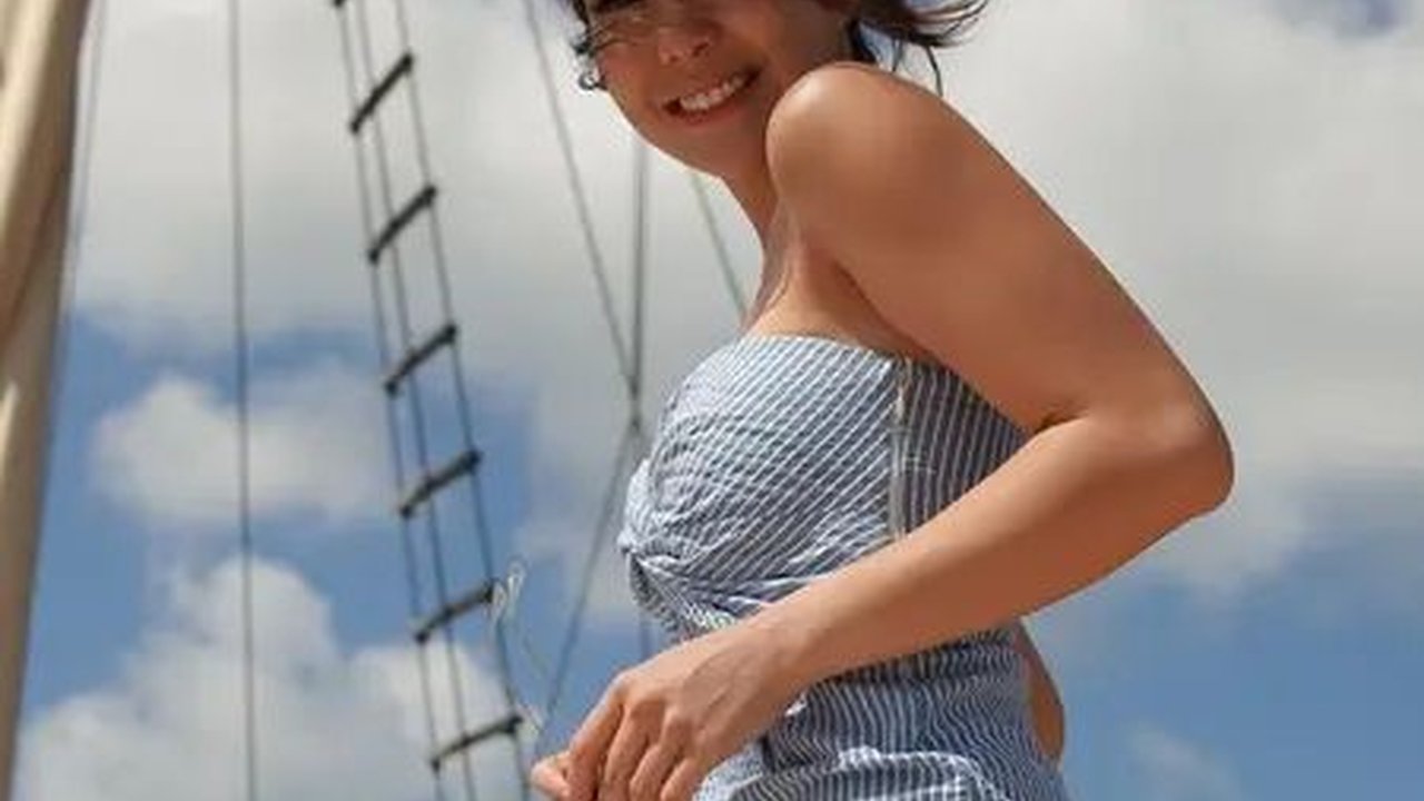 Gisella Anastasia Tampil Memukau Dalam Jumpsuit Tanpa Lengan di Atas Kapal Dengan Tato di Punggung